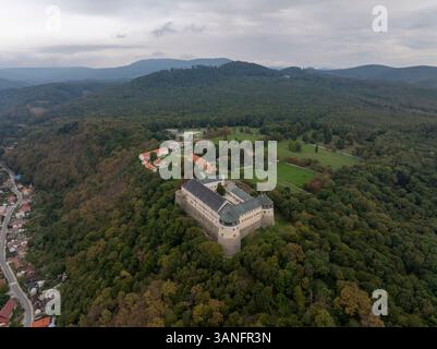Vue aérienne du château de Cerveny Kamen entouré de verdure luxuriante et de collines, Casta, Slovaquie. Banque D'Images