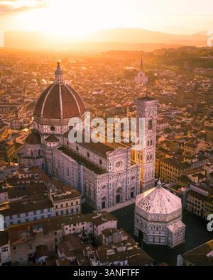 Vue aérienne de l'emblématique cathédrale Santa Maria del Fiore au lever du soleil avec toits médiévaux et tours, Florence, Italie. Banque D'Images