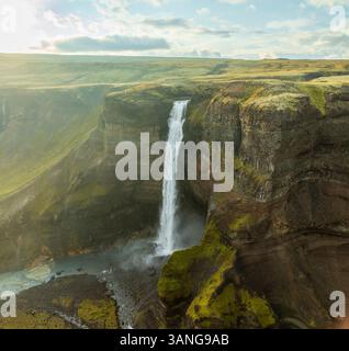 Vue aérienne de la cascade haifoss en cascade sur une falaise majestueuse dans un canyon pittoresque, Selfoss, région du Sud, Islande. Banque D'Images