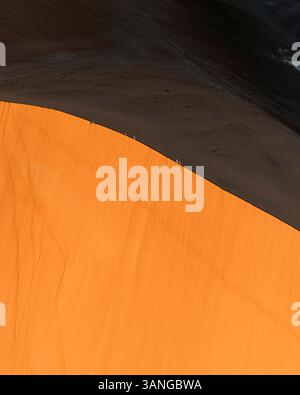 Vue aérienne de Sossusvlei et Deadvlei avec des dunes de sable, Hardap, Namibie. Banque D'Images