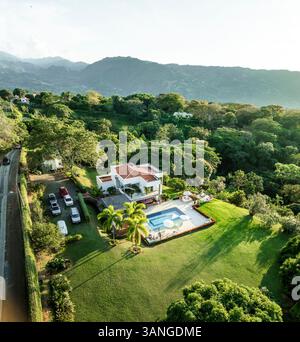 Vue aérienne du complexe de luxe avec piscine surplombant l'océan, San Jeronimo, Antioquia, Colombie. Banque D'Images