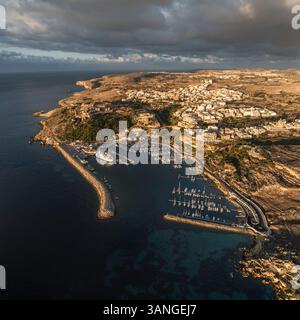 Vue aérienne des bateaux dans le port de Mgarr, Gozo, Malte. Banque D'Images