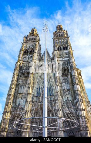 Arbre de Noël moderne devant la cathédrale Saint-Gatien - Tours, Indre-et-Loire (37), France. Banque D'Images