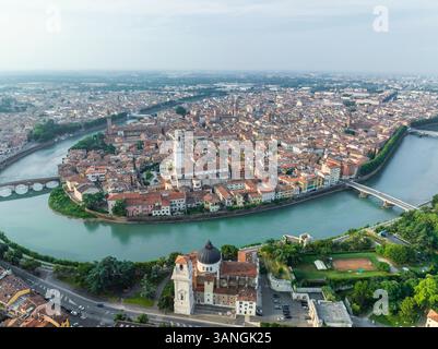 Vue aérienne de la ville de Vérone avec la rivière Adige et le Duomo di Verona, Vénétie, Italie. Banque D'Images