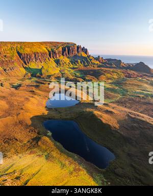 Vue aérienne de Quiraing, île de Skye avec de majestueux paysages écossais, Royaume-Uni. Banque D'Images