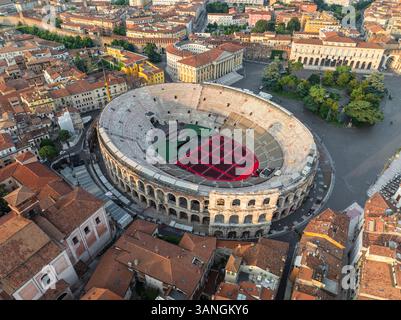 Vue aérienne de Vérone Arena au coucher du soleil, Vérone, Vénétie. Banque D'Images