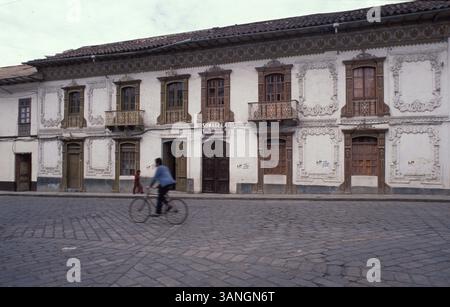 04 juil. 1998 - Cuenca, Azuay, Équateur - Une femme se fait faire briller ses chaussures dans le parc par un enfant pendant qu'un homme lit le papier sur le banc à côté d'elle. Les caractéristiques dominantes de la géographie de la ville sont également à l'origine de son nom : les quatre rivières de Cuenca, Tomebamba, Yanuncay, Tarqui et Machangara. Ces quatre rivières font partie du bassin versant de l'Amazone. Cuenca (qui signifie un bassin causé par un confluent de rivières) est entouré de montagnes de tous les côtés, avec des cols à l'ouest, au sud et à l'est. (Crédit image : © Ricardo J. Ferro/ZUMA Press) Banque D'Images