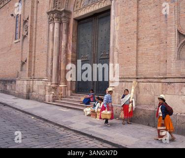 04 juil. 1998 - Cuenca, Azuay, Équateur - les habitants marchent dans les rues. Les caractéristiques dominantes de la géographie de la ville sont également à l'origine de son nom : les quatre rivières de Cuenca, Tomebamba, Yanuncay, Tarqui et Machangara. Ces quatre rivières font partie du bassin versant de l'Amazone. Cuenca (qui signifie un bassin causé par un confluent de rivières) est entouré de montagnes de tous les côtés, avec des cols à l'ouest, au sud et à l'est. (Crédit image : © Ricardo J. Ferro/ZUMA Press) Banque D'Images