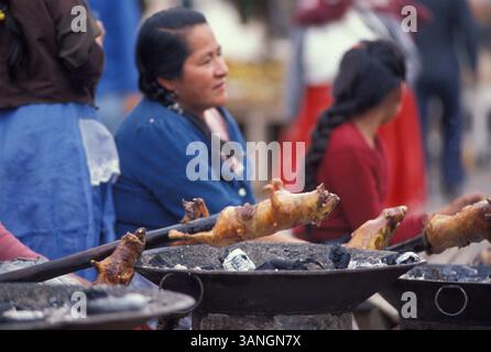 04 juil. 1998 - Cuenca, Azuay, Équateur - Cuey un écureuil comme un animal servait de mets délicats dans les marchés de rue. Les caractéristiques dominantes de la géographie de la ville sont également à l'origine de son nom : les quatre rivières de Cuenca, Tomebamba, Yanuncay, Tarqui et Machangara. Ces quatre rivières font partie du bassin versant de l'Amazone. Cuenca (qui signifie un bassin causé par un confluent de rivières) est entouré de montagnes de tous les côtés, avec des cols à l'ouest, au sud et à l'est. (Crédit image : © Ricardo J. Ferro/ZUMA Press) Banque D'Images