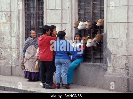 04 juil. 1998 - Cuenca, Azuay, Équateur - les gens regardent des têtes d'animaux dans la fenêtre. Les caractéristiques dominantes de la géographie de la ville sont également à l'origine de son nom : les quatre rivières de Cuenca, Tomebamba, Yanuncay, Tarqui et Machangara. Ces quatre rivières font partie du bassin versant de l'Amazone. Cuenca (qui signifie un bassin causé par un confluent de rivières) est entouré de montagnes de tous les côtés, avec des cols à l'ouest, au sud et à l'est. (Crédit image : © Ricardo J. Ferro/ZUMA Press) Banque D'Images