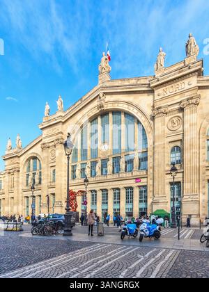 gare-de-paris-gare-du-nord-paris-france-fa-ade-avec-horloge-et