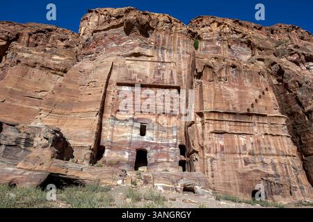 Les ruines de la tombe de soie, l'une des tombes royales de l'ancien site de Pétra en Jordanie. Le tombeau est situé au-dessus de la rue des façades. Banque D'Images