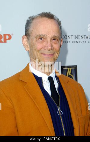 01 mai 2010 - Los Angeles, C. A, USA - Joel Grey lors de la 5ème édition annuelle A FINE ROMANCE BENEFIT, qui s'est tenue aux studios 20th Century Fox, le 1er mai 2010, à Los Angeles.. 2010.K64711JBI(crédit image : © Globe photos/ZUMApress.com) Banque D'Images