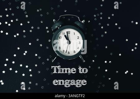 Photo en noir et blanc d'une horloge avec les mots Time to engage écrits en dessous Banque D'Images
