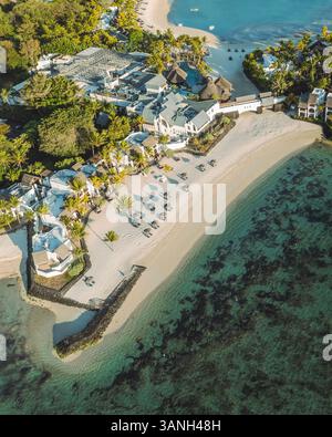 Flacq, Maurice - 12 octobre 2022 : vue aérienne d'un complexe de luxe le long de la côte avec parasols sur la plage à Ilot Lievres, Flacq, Maurice. Banque D'Images