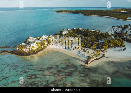 Flacq, Maurice - 11 octobre 2022 : vue aérienne d'un hôtel avec une plage privée le long de la côte au coucher du soleil, Ilot Lievres, Flacq, Maurice. Banque D'Images