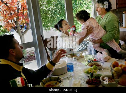 Jeudi 22 novembre 2007. NAPA, CA -. Maria Herrera transporte sa petite-fille, Carolina, à sa belle-fille, Rosario Gonzalez, pendant le petit déjeuner. Son fils, Tony, est parti, et Rosario vivent avec eux dans la même maison, où les frères et sœurs et leurs familles se réunissent presque tous les dimanches..Lianne Milton/Register (crédit image : © Napa Valley Register/ZUMApress.com) Banque D'Images