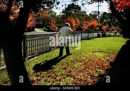 Jeudi 22 novembre 2007. NAPA, CA -. Jose Luis Herrera parle sur un téléphone sans fil dans sa cour avant de sa maison Napa. La famille Herrera est l'une des centaines de personnes qui donnent de l'argent chaque année à leur ville natale de Michoacan. . Lianne Milton/Register (crédit image : © Napa Valley Register/ZUMApress.com) Banque D'Images
