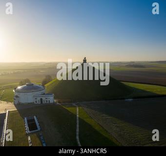 Vue aérienne du monument commémoratif de guerre de Waterloo (Mémorial de la bataille) dans un parc public, Braine-l'Alleud, Belgique. Banque D'Images