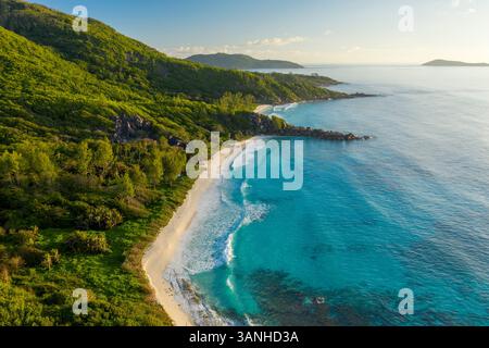 Vue aérienne d'une plage paradisiaque avec formation de granit le long du rivage près de la baie de Grand Anse, la Digue et les îles intérieures, Seychelles. Banque D'Images