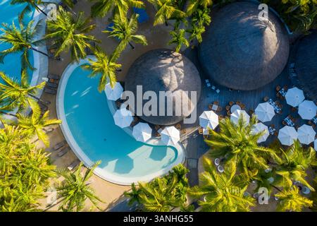 Vue aérienne d'un petit jardin depuis un complexe de luxe à pointe aux Canonniers, Maurice. Banque D'Images