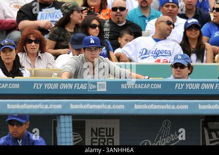 2 avril 2011 Los Angeles, CA. Le chanteur Nick Jonas lors du match de la Ligue majeure de baseball entre les Dodgers de Los Angeles et les Giants de San Francisco au Dodger Stadium le 02 avril 2011 à Los Angeles, Californie..Louis Lopez/CSM(image crédit : © Louis Lopez/Cal Sport Media/ZUMAPRESS.com) Banque D'Images