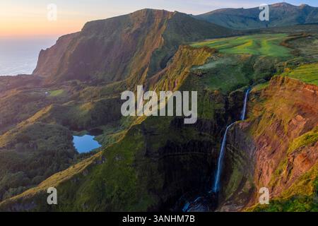 Vue aérienne panoramique d'un beau paysage au coucher du soleil sur Ilha das Flores, îles des Açores, Portugal. Banque D'Images
