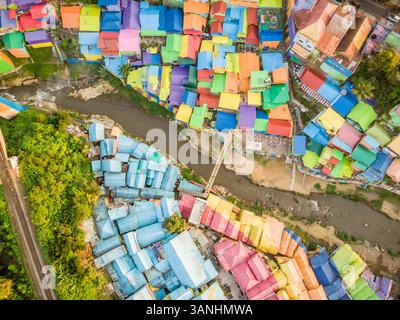 Vue aérienne de Kampung Warna Jodipan, un village peint avec des couleurs vives dans la ville de Malang, Java oriental, Indonésie. Banque D'Images