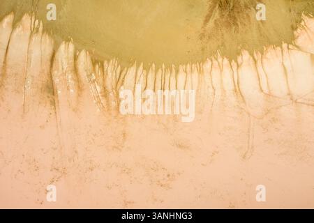 Vue aérienne du lac Bumbunga en détail, vue du rivage drainé avec du sable près de la ville de Lochiel, Australie méridionale, Australie. Banque D'Images