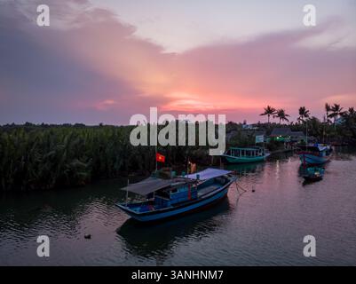 Hội an, Vietnam - 29 avril 2019 : vue aérienne de bateaux touristiques naviguant sur la rivière Thu bon au coucher du soleil, Quảng Nam, Vietnam. Banque D'Images