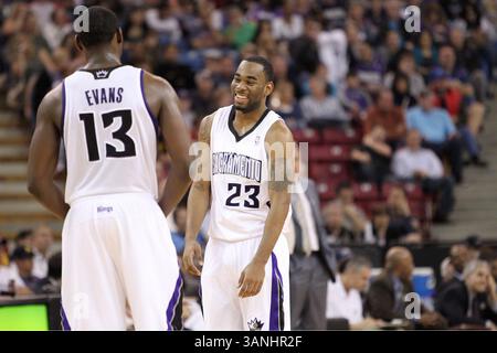 3 avril 2011 : le garde des Sacramento Kings Marcus Thornton (23 ans) rit avec le meneur des Sacramento Kings Tyreke Evans (13 ans) pendant les dernières secondes du match de basket-ball entre les Jazz de l'Utah et les Kings de Sacramento au Power Balance Pavilion de Sacramento, en Californie. Les Kings de Sacramento ont battu le Jazz de l'Utah 106 à 97.(image crédit : © Christopher Trim/Cal Sport Media/ZUMAPRESS.com) Banque D'Images