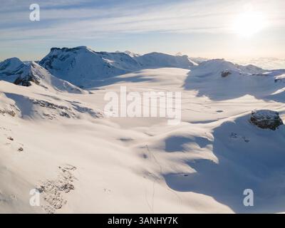 Vue aérienne du glacier de la Plaine morte lors d'une journée d'hiver ensoleillée avec pistes de ski en Suisse. Banque D'Images