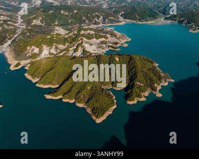 Vue aérienne du lac Bovilla tranquille entouré de verdure luxuriante et de montagnes, Herraj, Tirana, Albanie. Banque D'Images