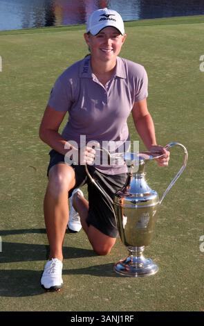 03 avril 2011 - Rancho Mirage, Californie, États-Unis - gagnante d'un sac à main de 300K, STACY LEWIS, 26 ans, avec son trophée au 40e Championnat Kraft Nabisco, qui s'est tenu au Mission Hills Country Club. (Crédit image : © Dane Andrew/ZUMAPRESS.com) Banque D'Images