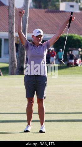 03 avril 2011 - Rancho Mirage, Californie, États-Unis - gagnante d'un sac à main de 300K, STACY LEWIS, 26 ans, sur le 18e trou lors du match final du 40e championnat Kraft Nabisco, tenu au Mission Hills Country Club. (Crédit image : © Dane Andrew/ZUMAPRESS.com) Banque D'Images