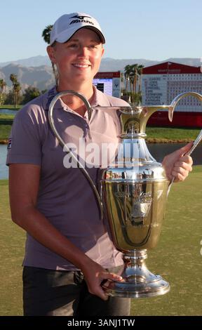 03 avril 2011 - Rancho Mirage, Californie, États-Unis - gagnante d'un sac à main de 300K, STACY LEWIS, 26 ans, avec son trophée au 40e Championnat Kraft Nabisco, qui s'est tenu au Mission Hills Country Club. (Crédit image : © Dane Andrew/ZUMAPRESS.com) Banque D'Images