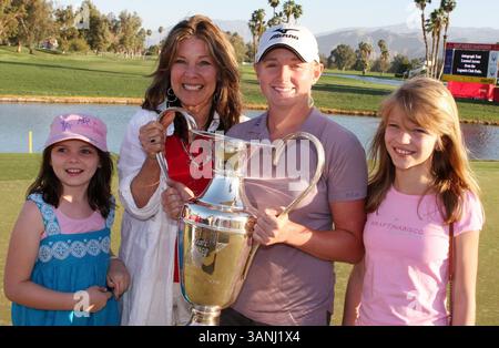 03 avril 2011 - Rancho Mirage, Californie, États-Unis - MELISSA MONTGOMERY a remis le trophée à la gagnante du tournoi STACY LEWIS lors du 40e championnat Kraft Nabisco, tenu au Mission Hills Country Club. (Crédit image : © Dane Andrew/ZUMAPRESS.com) Banque D'Images