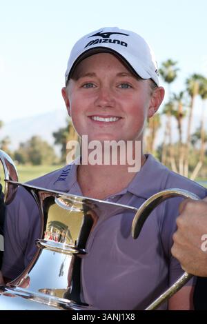 03 avril 2011 - Rancho Mirage, Californie, États-Unis - gagnante d'un sac à main de 300K, STACY LEWIS, 26 ans, avec son trophée au 40e Championnat Kraft Nabisco, qui s'est tenu au Mission Hills Country Club. (Crédit image : © Dane Andrew/ZUMAPRESS.com) Banque D'Images