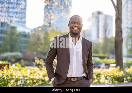 Portrait d'un bel homme d'affaires debout dans la ville Banque D'Images