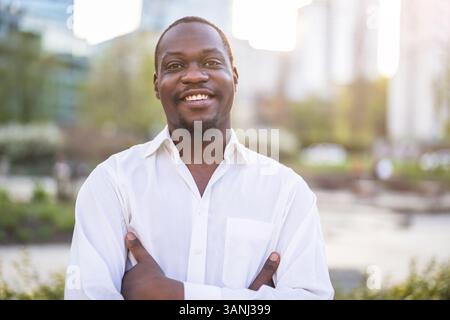 Portrait d'un bel homme d'affaires debout dans la ville Banque D'Images