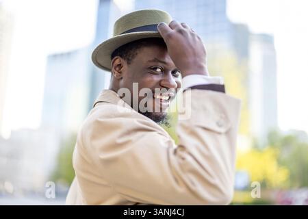 Portrait d'un bel homme portant un chapeau dans la ville Banque D'Images