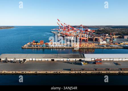 Vue aérienne du port maritime d'Halifax avec des conteneurs et des grues d'expédition colorés, Halifax City, Canada. Banque D'Images