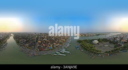Vue aérienne du magnifique paysage urbain de Hoi an avec rivière et bateaux au coucher du soleil, Minh an, Vietnam. Banque D'Images