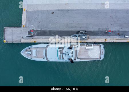 Vue aérienne du chantier naval Derecktor avec yachts et quais de luxe, Fort Pierce, États-Unis. Banque D'Images