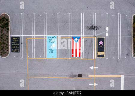 Vue aérienne des places de parking colorées peintes avec un drapeau portoricain, tradition Preparatory High School et Renaissance Charter School, Port Saint Banque D'Images