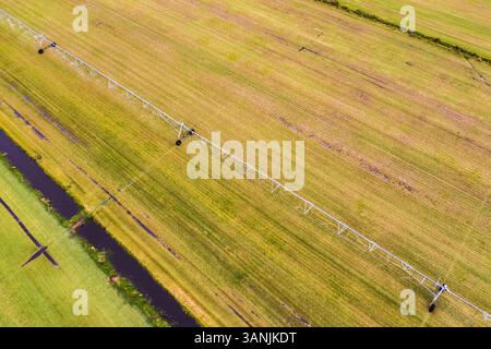 Vue aérienne d'un gicleur dans un champ agricole, Vero Beach, Floride, États-Unis. Banque D'Images