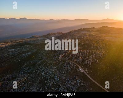 Vue aérienne des montagnes enneigées au coucher du soleil sur Karoo, réserve naturelle Drie Kuilen, Western Cape, Afrique du Sud. Banque D'Images
