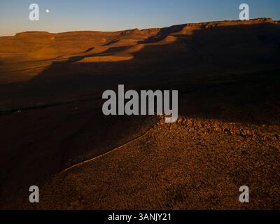 Vue aérienne de Cederberg pleine lune se levant dans la nature sauvage aride, Western Cape, Afrique du Sud. Banque D'Images