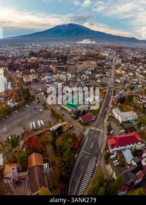 Vue aérienne panoramique verticale du mont Fuji depuis le lac Kawaguchiko, Yamanashi, Japon. Banque D'Images