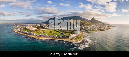 Vue aérienne panoramique de Lion’s Head, du stade Green point, de la montagne de la table et du phare de Mouille point en été depuis Atlantic Seaboard Sea point Cape Banque D'Images